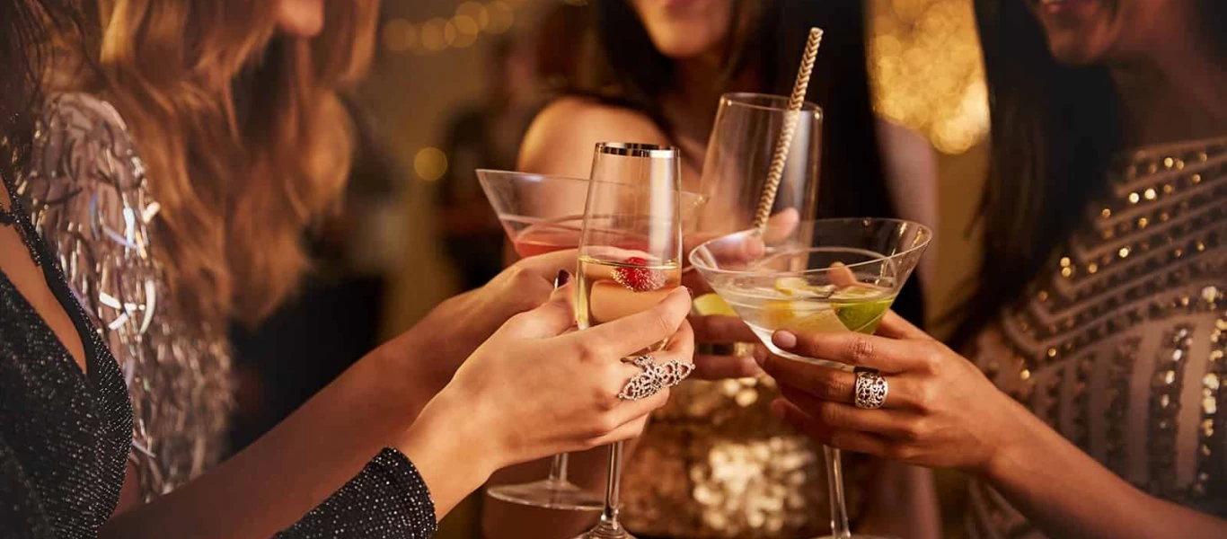 «Κοκτέιλ πάρτι» με AstraZeneca και Pfizer: Αν τα κάνετε μαζί έχετε καλύτερη ανοσία, λέει η Οξφόρδη